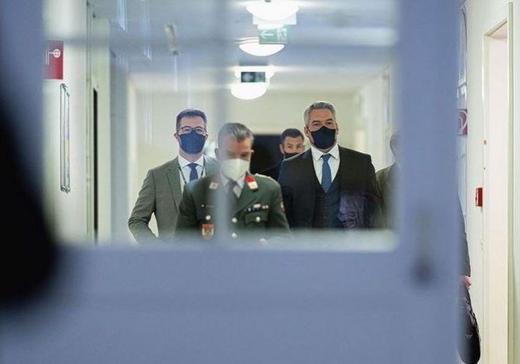 Dienstag tagte erneut das von Bundeskanzler Karl Nehammer einberufene Krisenkabinett im Bundesministerium für Landesverteidigung. Foto: BKA / Florian Schrötter