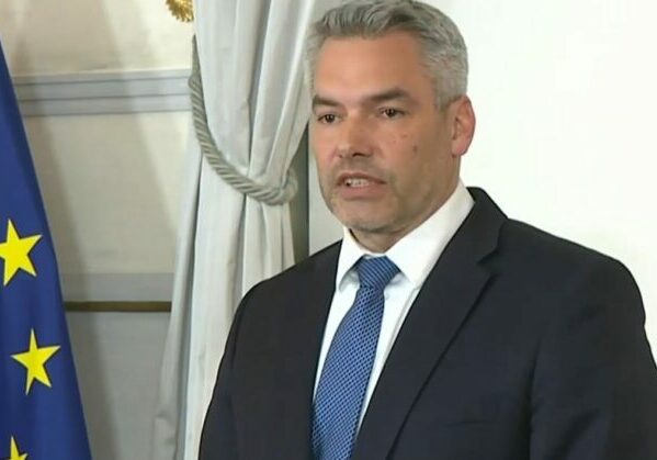 Für Bundeskanzler Karl Nehammer hat die SPÖ mit einer sicherheitsgefährdenden parlamentarischen Anfrage eine rote Linie überschritten. Screenshot: oe24 Livestream