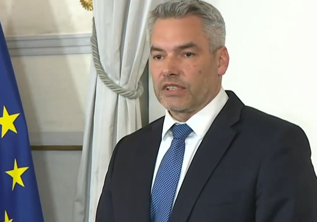 Für Bundeskanzler Karl Nehammer hat die SPÖ mit einer sicherheitsgefährdenden parlamentarischen Anfrage eine rote Linie überschritten. Screenshot: oe24 Livestream