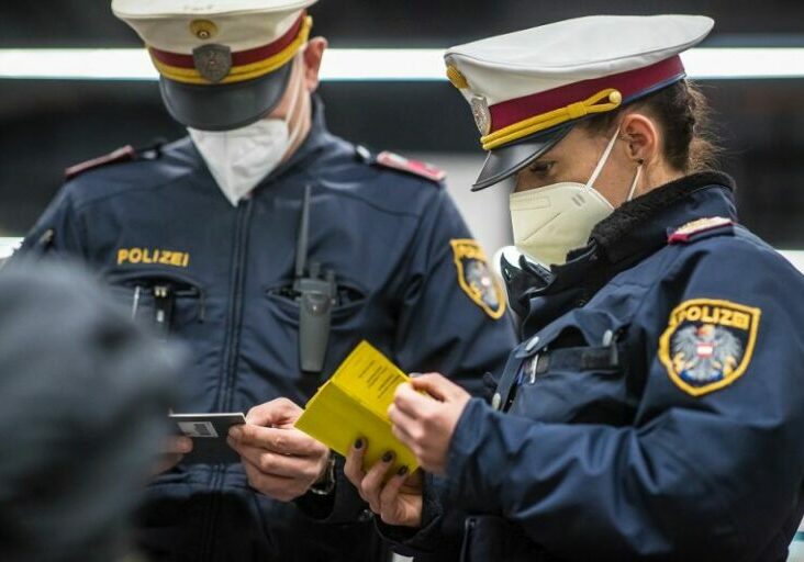 Seit Dienstag kontrollieren Polizisten im ganzen Bundesgebiet die Corona-Bestimmungen - Foto: BMI / Gerd Pachauer