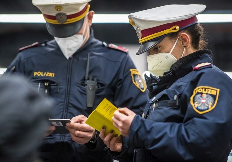 Seit Dienstag kontrollieren Polizisten im ganzen Bundesgebiet die Corona-Bestimmungen - Foto: BMI / Gerd Pachauer