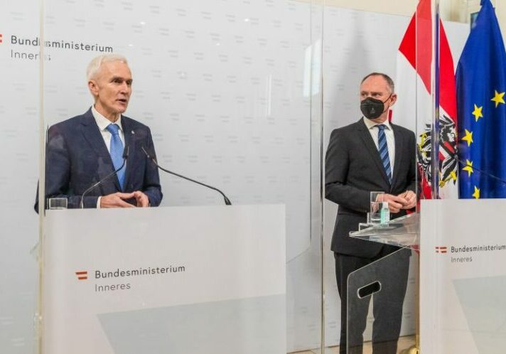 Der Generalsekretär von Interpol, Jürgen Stock und Innenminister Gerhard Karner. Foto: BMI / Gerd Pachauer