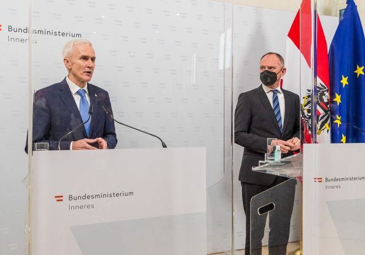 Der Generalsekretär von Interpol, Jürgen Stock und Innenminister Gerhard Karner. Foto: BMI / Gerd Pachauer