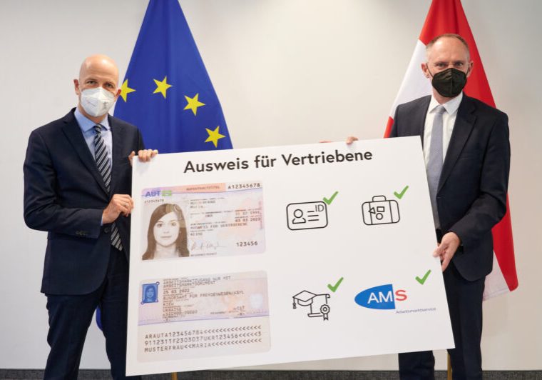 Die "Blaue Karte" wurde 2022 kurz nach Ausbruch des Krieges für Vertriebene aus der Ukraine konzipiert. Nun will die Regierung in Kooperation mit dem AMS und dem ÖIF die Vertriebenen noch stärker ansprechen um die Arbeitsmarktintegration zu beschleunigen. Foto: BMI/Karl Schober