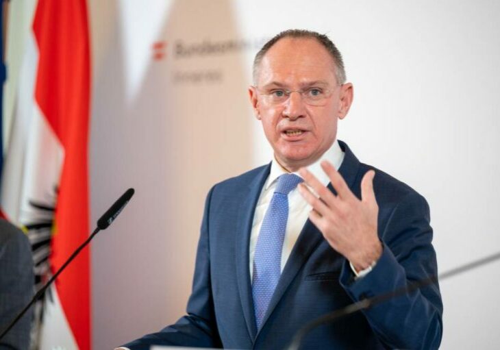 Der Schutz der Grenzen wirkt, ebenso die Beschleunigung der Asylverfahren, die illegale Migration nach Österreich geht stark zurück: Innenminister Gerhard Karner drängt jetzt auf Umsetzung des Asyl- und Migrationspaktes der EU. Foto: BMI / Jürgen Makowecz