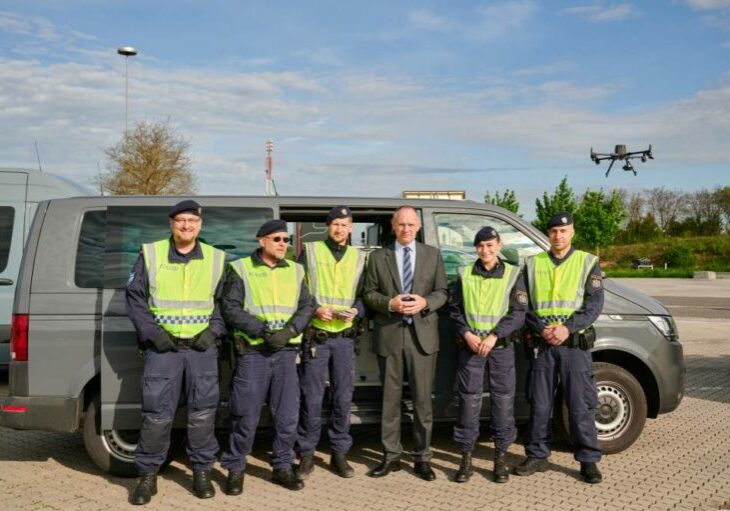 Innenminister Karner beim Besuch eines Planquadrats gegen Schlepperkriminalität. Foto: BMI / Karl Schober