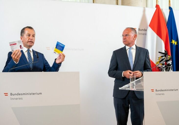 Präsentation des "Schlepperbericht 2021": Innenminister Gerhard Karner und Referatsleiter und Migrationsexperte Gerald Tatzgern. Foto: BMI/Jürgen Makowecz