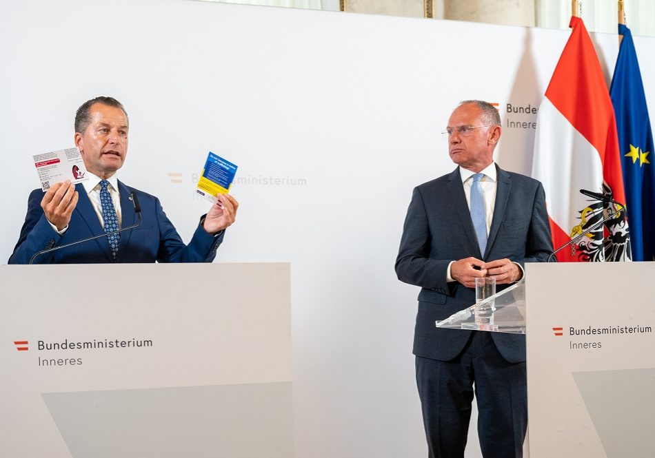 Präsentation des "Schlepperbericht 2021": Innenminister Gerhard Karner und Referatsleiter und Migrationsexperte Gerald Tatzgern. Foto: BMI/Jürgen Makowecz