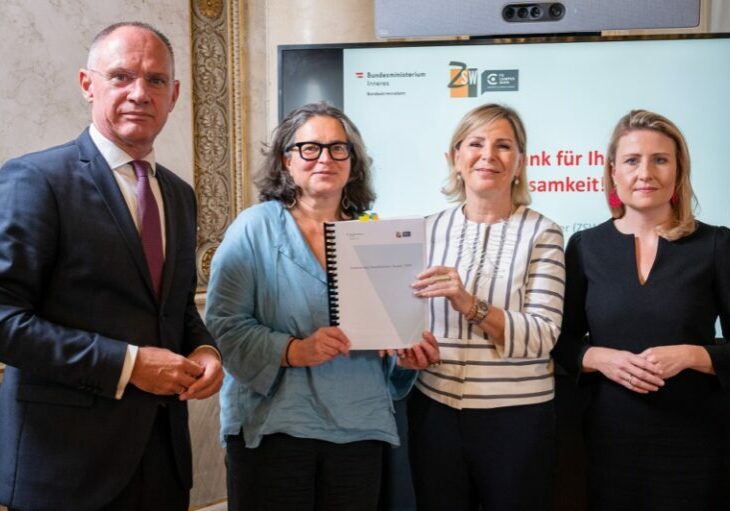 Der Gewaltschutz für Frauen funktioniert, wird weiter verbessert: Den Evaluierungsbericht zum Gewaltschutzgesetz 2019 präsentierten Innenminister Gerhard Karner, Sandra Messner, Marina Sorgo und Frauenministerin Susanne Raab. Foto: BMI/Jürgen Makowecz