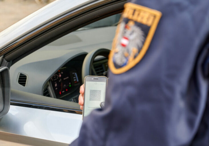 Vor einem Monat wurde durch Innenminister Gerhard Karner und Staatssekretär für Digitalisierung Florian Tursky der digitale Führerschein präsentiert – der erste digitale Ausweis Österreichs. Dieser wurde seither 115.249 mal heruntergeladen. Foto: BMI / Schober