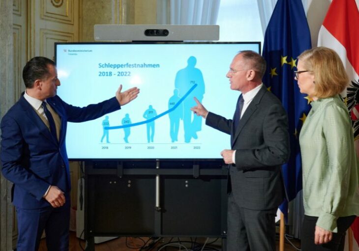 Innenminister Gerhard Karner mit Abteilungsleiter Gerald Tatzgern und Abteilungsleiterin Elisabeth Wenger-Donig bei der Präsentation des Lageberichts "Schlepperei" für das Jahr 2022. Foto: BMI/Karl Schober