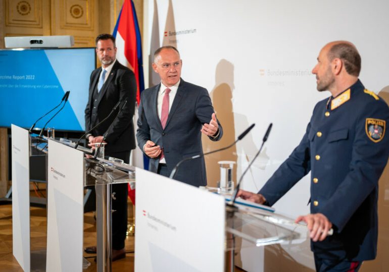 Innenminister Gerhard Karner spricht sich angesichts der zugenommenen Internetkriminalität für schärfere Gesetze beim Online-Kindesmissbrauch aus. Foto: BMI/Jürgen Makowecz