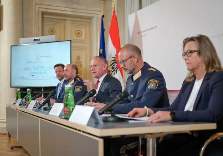 Polizeireform: Die größte Reform des Kriminaldienstes der Polizei seit der Zusammenlegung mit der Gendarmerie präsentierte Innenminister Gerhart Karner mit leitenden Beamten. Foto: BMI/Jürgen Makowecz