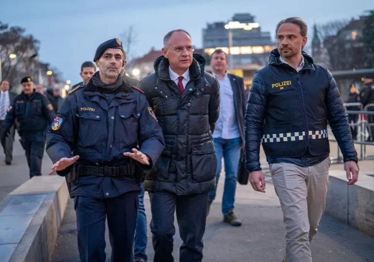 Jugendpolizei im Einsatz: Innenminister Gerhard Karner und der Leiter der Einsatzgruppe Jugendkriminalität, Dieter Csefan (r.) bei einem Lokalaugenschein voriges Jahr in Wien. Jugendliche Straftäter sind das „Sorgenkind“ der Kriminalpolizei. Foto: BMI/Jürgen Makowecz