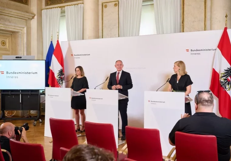 Das Innenministerium konnte am Mittwoch einen Anstieg der Abschiebungen im ersten Halbjahr 2024 vermelden. Foto: BMI/Karl Schober