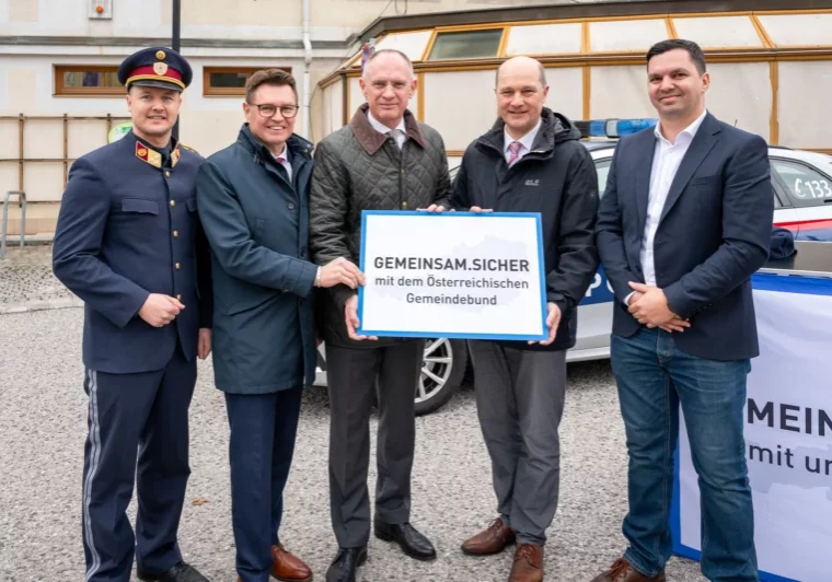 Innenminister Gerhard Karner und Gemeindebund-Präsident Johannes Pressl unterzeichneten in Pressbaum eine Kooperationsvereinbarung. BMI/ Jürgen Makowecz