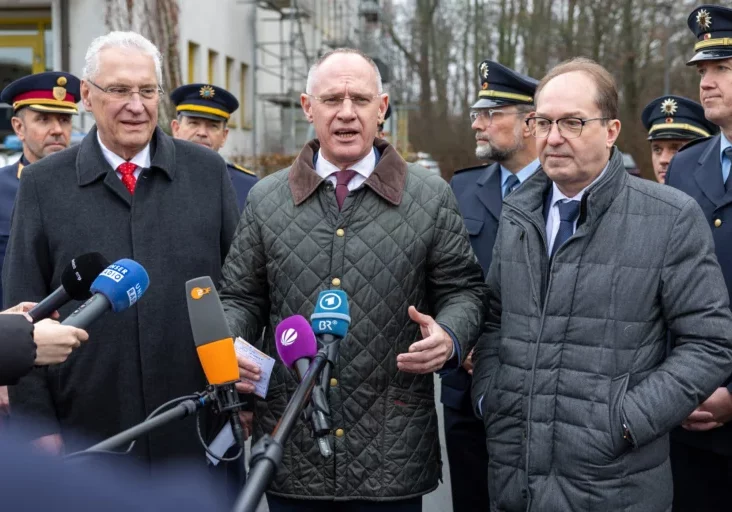 Treffen sich an der Grenze und feierten das 10-jährige Bestehen des PKZ Passau. Die Innenminister von Bayern, Österreich und Deutschland. Foto: Michael Dietrich/LPD OÖ
