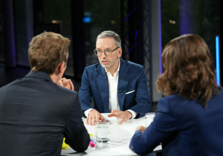 Im dritten ORF-Sommergespräch präsentierte sich der FPÖ Partei- und Klubobmann Herbert Kicklvon seiner wahren Seite. Neben verbalen Attacken auf die Interviewer und die Bundesregierung, „brillierte“ er mit dem Vorschlag Gas in Niederösterreich mittels Fracking zu fördern und gab sich als Putin-Versteher. Foto: ORF/Roman Zach-Kiesling
