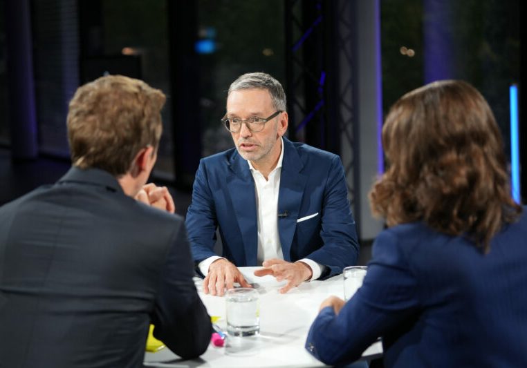 Im dritten ORF-Sommergespräch präsentierte sich der FPÖ Partei- und Klubobmann Herbert Kicklvon seiner wahren Seite. Neben verbalen Attacken auf die Interviewer und die Bundesregierung, „brillierte“ er mit dem Vorschlag Gas in Niederösterreich mittels Fracking zu fördern und gab sich als Putin-Versteher. Foto: ORF/Roman Zach-Kiesling