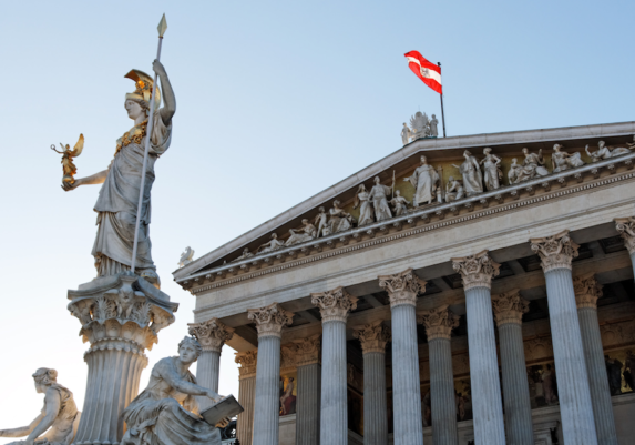 Statue vor dem Parlamentsgebäude in Wien: Pallas Athene, Göttin der Weisheit. Foto: iStock.com/ donstock