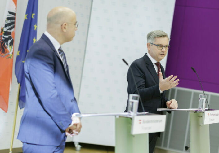 Krisenzeiten führen zu Rekordbudget: Finanzminister Magnus Brunner und WIFO-Direktor Gabriel Felbermayer. Foto: Andy Wenzel