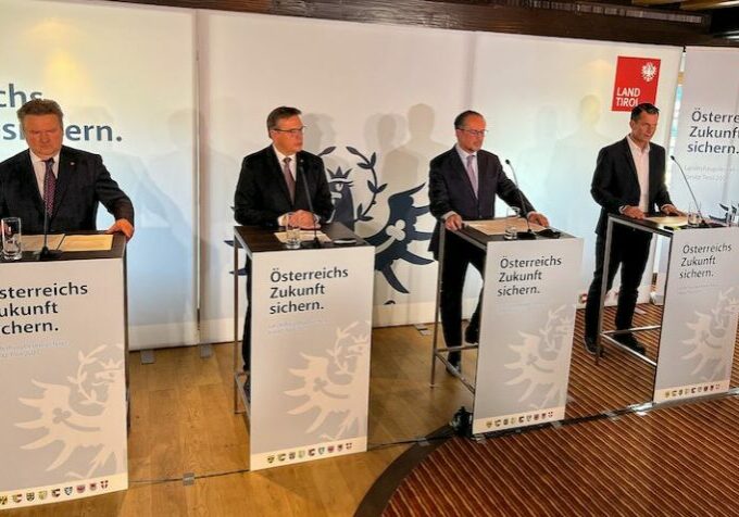 In der Pressekonferenz am Achensee wurde durch Bundeskanzler Alexander Schallenberg, Gesundheitsminister Wolfgang Mückstein, Landeshauptmann Günther Platter und Bürgermeister Michael Ludwig ein Lockdown und die allgmeine Impfpflicht beschlossen. Foto: Land Tirol / Skamen
