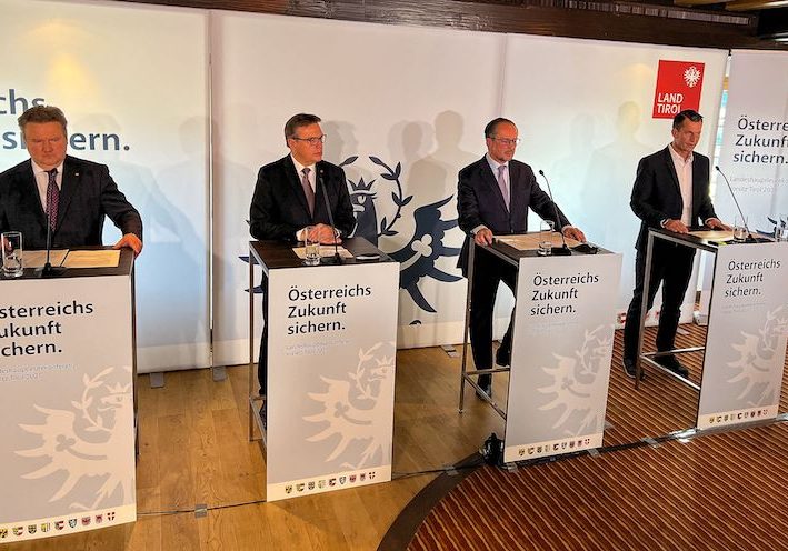 In der Pressekonferenz am Achensee wurde durch Bundeskanzler Alexander Schallenberg, Gesundheitsminister Wolfgang Mückstein, Landeshauptmann Günther Platter und Bürgermeister Michael Ludwig ein Lockdown und die allgmeine Impfpflicht beschlossen. Foto: Land Tirol / Skamen