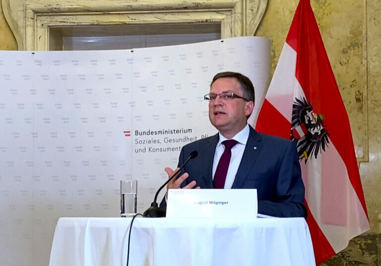 VP-Klubobmann August Wöginger präsentierte am Tag der Pflege gemeinsam mit Grünen Klubobfrau Sigi Maurer und Sozialminister Johannes Rauch die Pflegereform. Foto: Zur-Sache.at / Michael Tögel