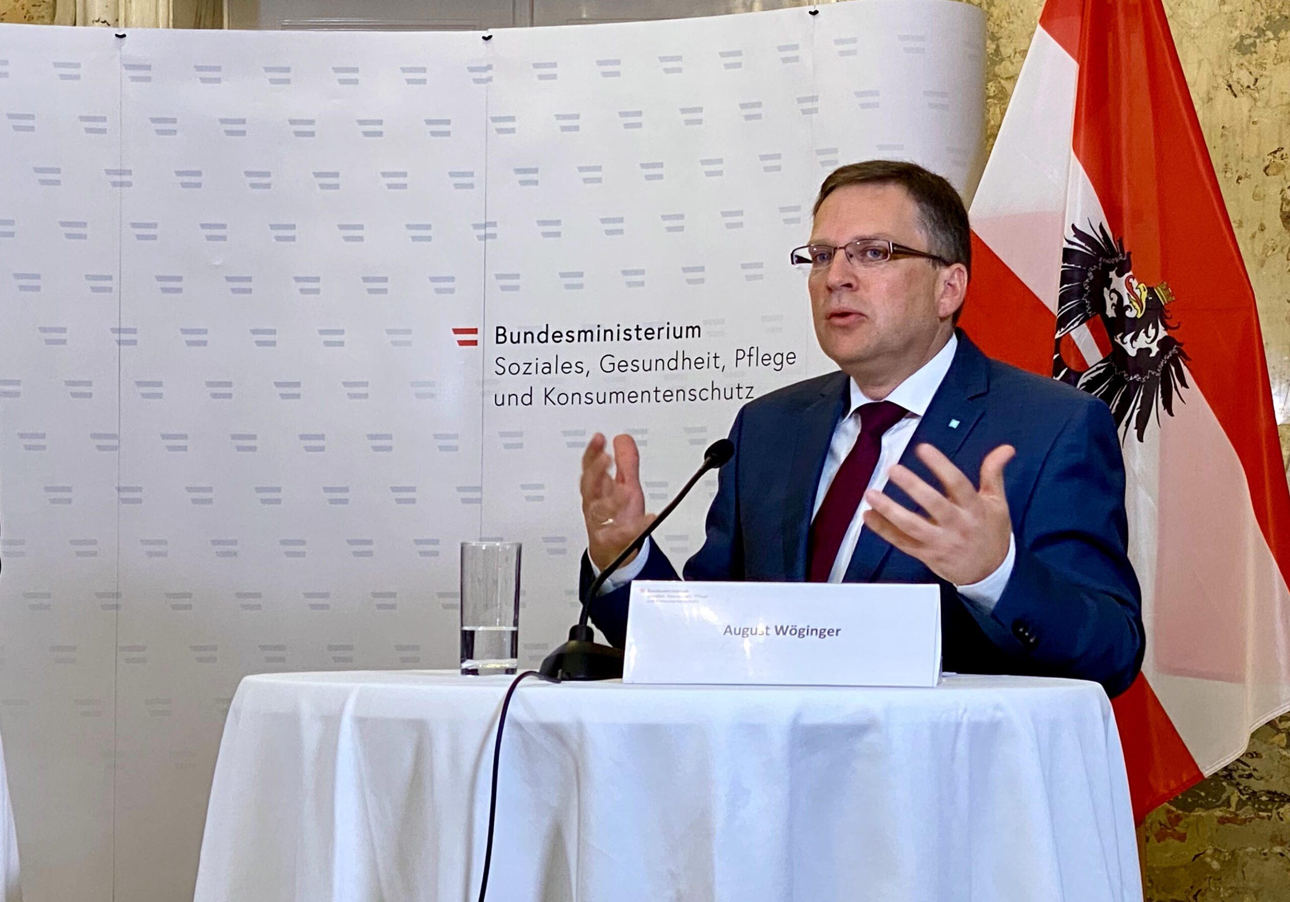 VP-Klubobmann August Wöginger präsentierte am Tag der Pflege gemeinsam mit Grünen Klubobfrau Sigi Maurer und Sozialminister Johannes Rauch die Pflegereform. Foto: Zur-Sache.at / Michael Tögel