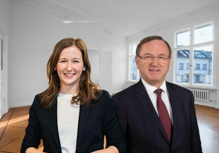 Die Maklerprovision für Mieter fällt. Staatsekretärin Claudia Plakolm und ÖVP-Wohnbausprecher Johann Singer. Foto: BKA / Florian Schrötter / Parlamentsdirektion / PHOTO SIMONIS / iStock hanohiki