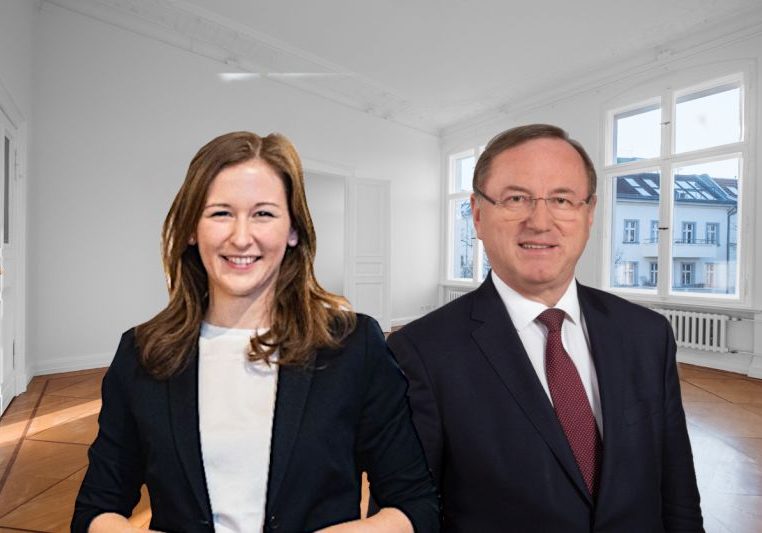 Die Maklerprovision für Mieter fällt. Staatsekretärin Claudia Plakolm und ÖVP-Wohnbausprecher Johann Singer. Foto: BKA / Florian Schrötter / Parlamentsdirektion / PHOTO SIMONIS / iStock hanohiki