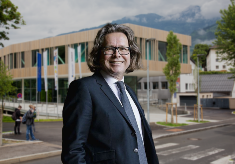 Bereits jetzt legte sich Bildungsminister Polaschek fest, dass er die Schulen solange wie möglich offenhalten will. - Fotos: Uni Graz/ Maria Kanizaj; iStock.com/ Fortgens Photography