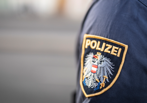 Die Polizei erhält mehr Möglichkeiten der Kontrolle bei Fahndungen und bei Terrorwarnungen, beschloss der Innenausschuss des Nationalrats. Der Justizausschuss wiederum verabschiedete neue Bedingungen für die Beschlagnahme mobiler Datenträger, was die Wahrung von Persönlichkeitsrechten stärkt. Foto: Arno Melicharek