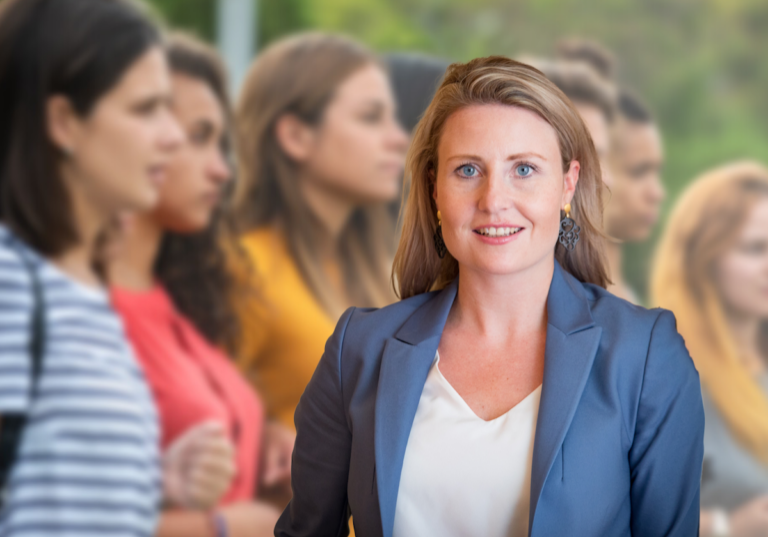 Frauenministerin Susanne Raab eröffnete am Freitag eine Beratungsstelle gegen Zwangsehen in Tirol - Foto: ÖVP/ Jakob Glaser; iStock.com/ Mindful Media