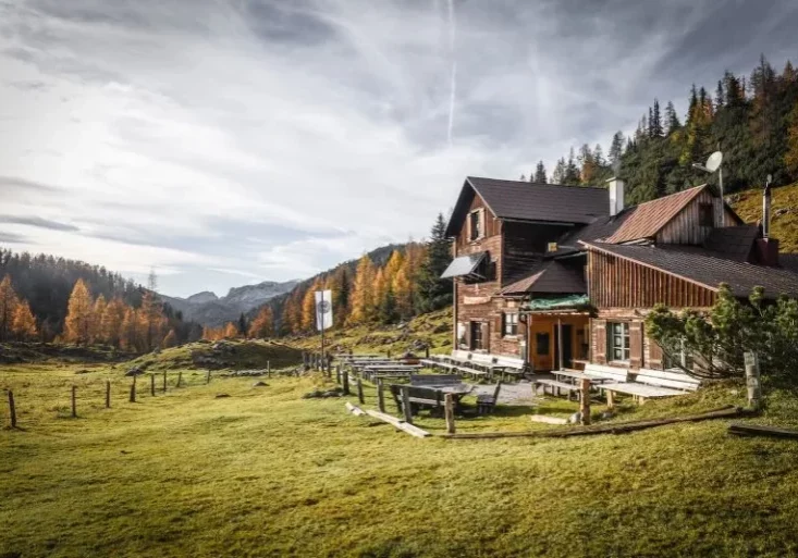 Österreichs Schutzhütten sind Teil der alpinen Infrastruktur (im Bild die Hochmölbinghütte im Toten Gebirge) und benötigen finanzielle Mittel für Erhaltung und Sanierung. Foto: Rene Sendlhofer