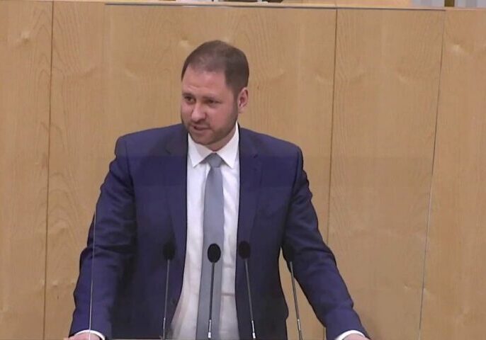 Christian Sagartz (MEP) sagte In der Aktuellen Europastunde, dass der Ausstieg aus Öl und Gas nur gemeinsam gelingen könne. Screenshot: Livestram Parlament