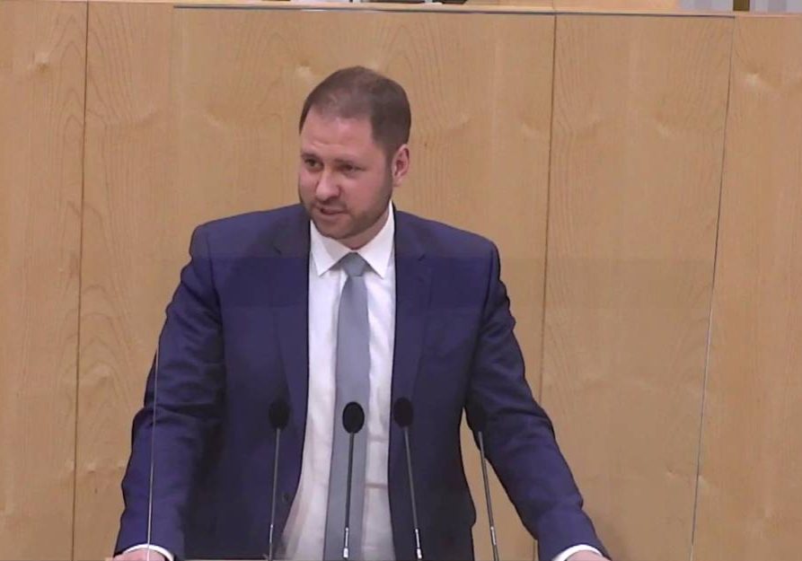 Christian Sagartz (MEP) sagte In der Aktuellen Europastunde, dass der Ausstieg aus Öl und Gas nur gemeinsam gelingen könne. Screenshot: Livestram Parlament
