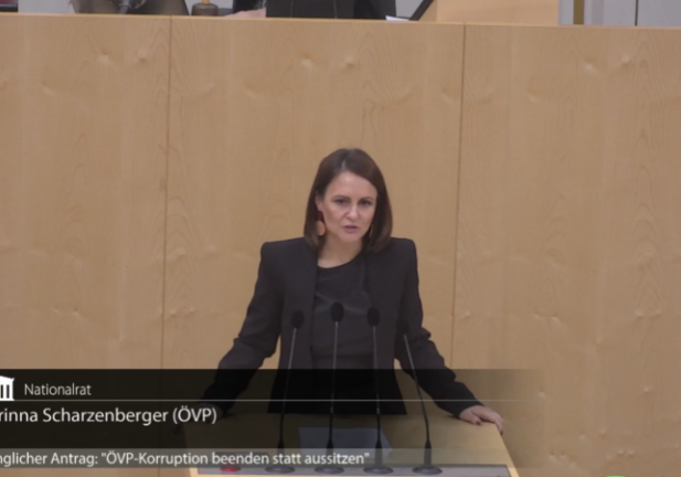 In ihrer Rede im Nationalrat, anlässlich der Sondersitzung, analysiert die Abgeordnete Corinna Scharzenberger die Ergebnisse des Untersuchungsausschusses. Foto: Screenshot / Zur-Sache