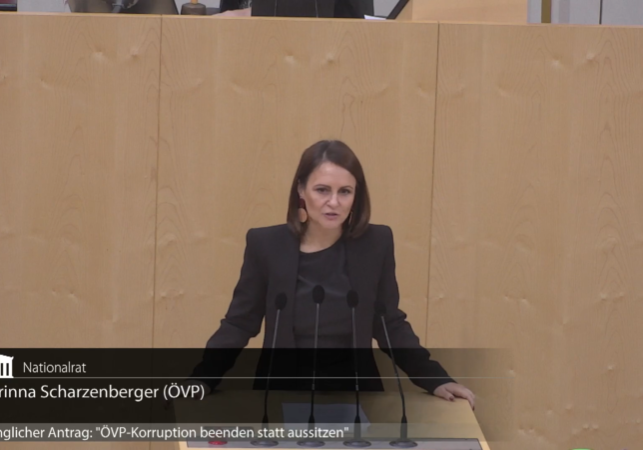 In ihrer Rede im Nationalrat, anlässlich der Sondersitzung, analysiert die Abgeordnete Corinna Scharzenberger die Ergebnisse des Untersuchungsausschusses. Foto: Screenshot / Zur-Sache