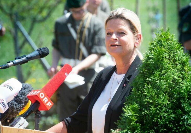 Verteidigungsministerin Klaudia Tanner bei einem Festakt des Bundesheers. - Foto: ÖBH/Pusch