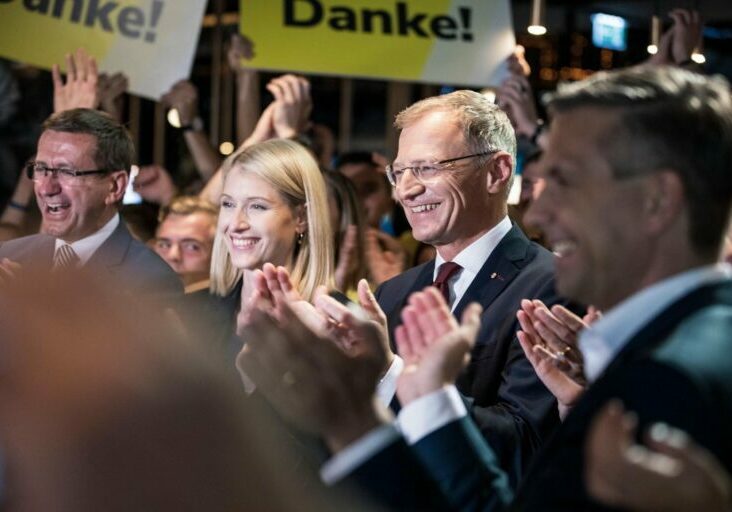 Ein starkes Ergebnis: LH Thomas Stelzer freut sich über den großartigen Wahlsieg. - Foto: Thomas Stelzer/Facebook