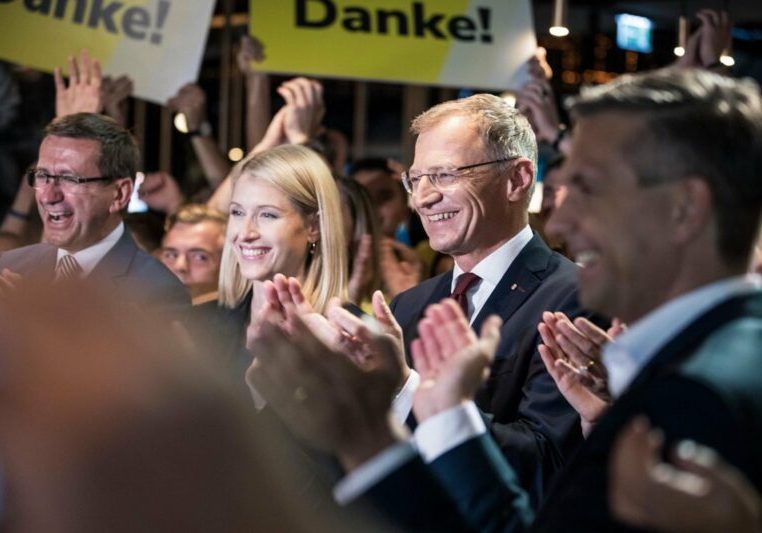 Ein starkes Ergebnis: LH Thomas Stelzer freut sich über den großartigen Wahlsieg. - Foto: Thomas Stelzer/Facebook