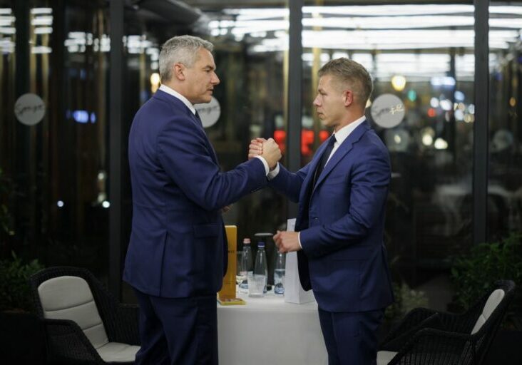 Tauschten sich in Budapest aus. Kanzler Karl Nehammer und Péter Magyar. Foto: BKA/Andy Wenzel