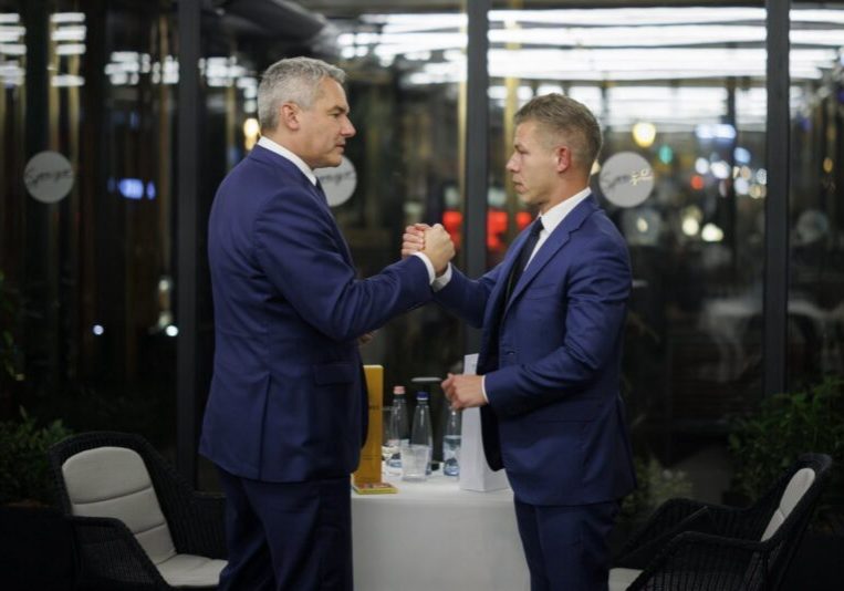Tauschten sich in Budapest aus. Kanzler Karl Nehammer und Péter Magyar. Foto: BKA/Andy Wenzel