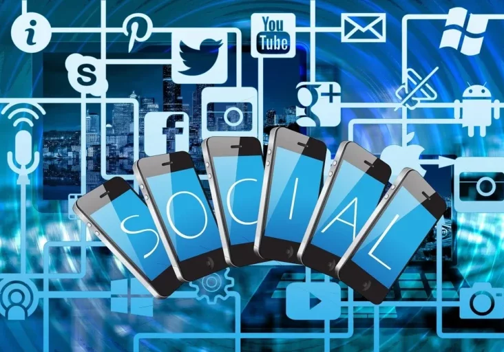 KI-generierte Inhalte sollen gekennzeichnet werden, forder Bundeskanzler Stocker. Und er fordert Klarnamenpflicht und Social Media-Verbot für unter 14-Jährige. Foto: Pixabay/geralt