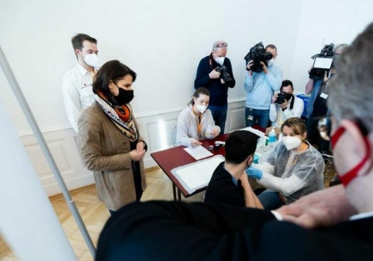 Die Corona-Pandemie ist vorüber. Die Akademie der Wissenschaften erarbeitete Empfehlungen und Lehren für zukünftige Krisen. (Bild: Impfaktion für Jugendliche im Bundeskanzleramt). Foto: Dunker