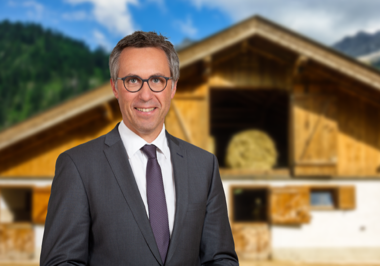 Georg Strasser will neue Initiativen für Österreichs Landwirte schaffen - Fotos: Parlamentsdirektion/ PHOTO SIMONIS; iStock.com/ FooTToo