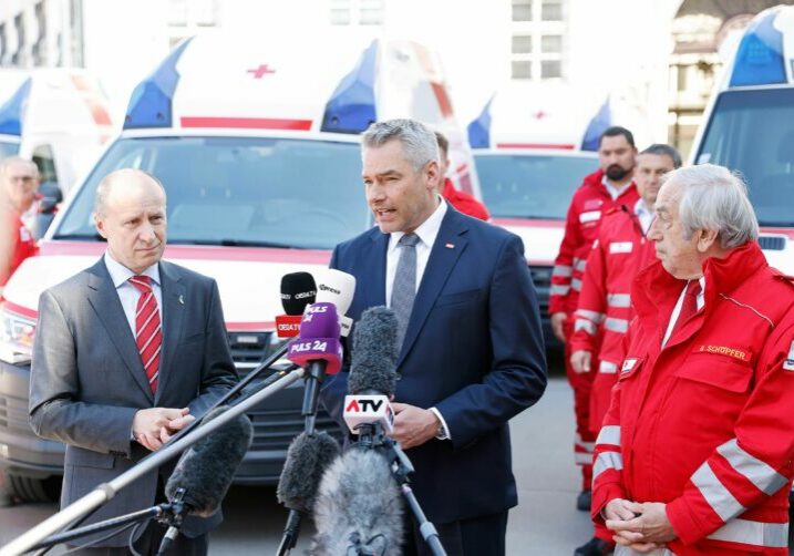Bundeskanzler Karl Nehammer verabschiedete im Juni die ersten 8 von insgesamt 20 Rettungswägen in die Ukraine. Foto: BKA/Dragan Tatic