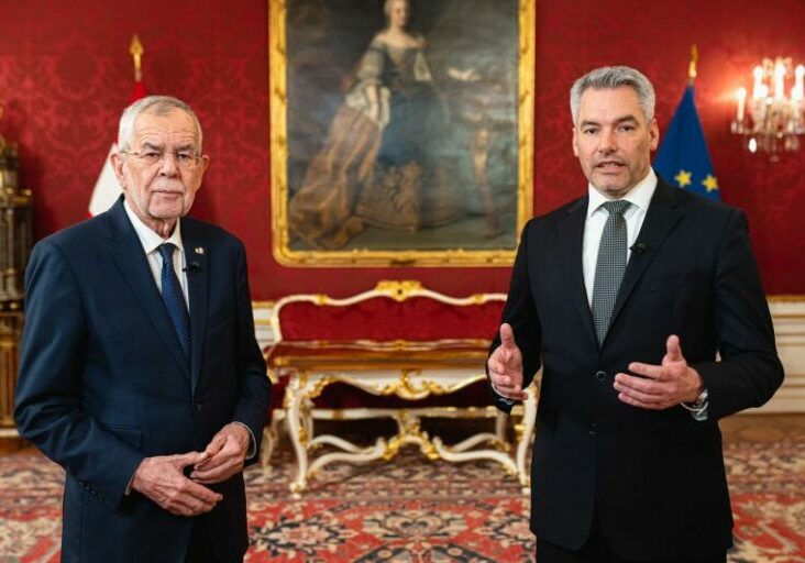 Bundespräsident Alexander van der Bellen und Bundeskanzler Karl Nehammer richten sich in einer Video-Botschaft an das ukrainische Volk. Foto: BKA / Florian Schrötter