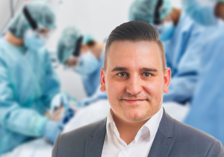 Will sich in 6 Monaten impfen lassen: FPÖ-Funktionär Michael Wagner - Fotos: FPÖ; iStock.com/ Morsa Images
